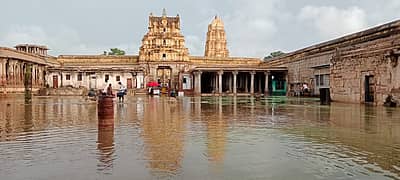 ಗುರುವಾರ ನಸುಕಿನ ಜಾವ ಸುರಿದ ಭಾರಿ ಮಳೆಗೆ ಹೊಸಪೇಟೆ ತಾಲ್ಲೂಕಿನ ಹಂಪಿ ವಿರೂಪಾಕ್ಷೇಶ್ವರ ದೇವಸ್ಥಾನದ ಆವರಣದಲ್ಲಿ ಅಪಾರ ಪ್ರಮಾಣದ ನೀರು ಸಂಗ್ರಹಗೊಂಡಿದೆ