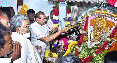 ದಾವಣಗೆರೆಯ ನಗರದೇವತೆ ದುರ್ಗಾಂಬಿಕಾ ದೇವಿ ದರ್ಶನ ಪಡೆದ ಸಿದ್ದರಾಮಯ್ಯ