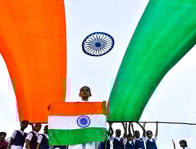 ತ್ರಿವರ್ಣ ಧ್ವಜ ಪ್ರದರ್ಶಿಸಿದ ವಿದ್ಯಾರ್ಥಿಗಳು – ಪ್ರಜಾವಾಣಿ ಚಿತ್ರ /ತಾಜುದ್ದೀನ್ ಆಜಾದ್‌