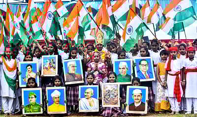 ಸ್ವಾತಂತ್ರ್ಯ ಹೋರಾಟಗಾರರ ಚಿತ್ರ ಪ್ರದರ್ಶಿಸಿದ ವಿದ್ಯಾರ್ಥಿಗಳು – ಪ್ರಜಾವಾಣಿ ಚಿತ್ರ /ತಾಜುದ್ದೀನ್ ಆಜಾದ್‌