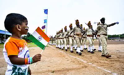 ಪೊಲೀಸ್ ಪರೇಡ್ ಅನ್ನು ಕುತೂಹಲದಿಂದ ವೀಕ್ಷಿಸುತ್ತಿರುವ ಮಗು – ಪ್ರಜಾವಾಣಿ ಚಿತ್ರ /ತಾಜುದ್ದೀನ್ ಆಜಾದ್‌