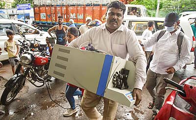 ಐದು ಯಂತ್ರಗಳ ನೆರವಿನಿಂದ ನೋಟುಗಳ ಎಣಿಕೆ ಮಾಡಲಾಗಿದೆ. ಈ ಕಾರ್ಯಕ್ಕೆ ಬ್ಯಾಂಕ್‌ ಸಿಬ್ಬಂದಿ ಯನ್ನೂ ಬಳಸಿಕೊಳ್ಳಲಾಗಿದೆ: ಪಿಟಿಐ ಚಿತ್ರ