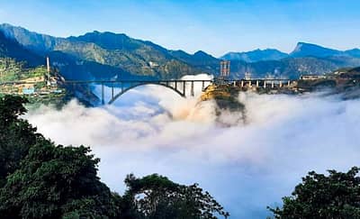 ಉಧಮ್‌ಪುರ-ಶ್ರೀನಗರ-ಬಾರಾಮುಲ್ಲಾ ರೈಲು ಸಂಪರ್ಕ (ಯುಎಸ್‌ಬಿಆರ್‌ಎಲ್) ಯೋಜನೆಯ ಭಾಗವಾಗಿರುವ ಚೆನಾಬ್ ಸೇತುವೆ:  ರೈಲ್ವೆ ಸಚಿವಾಲಯದ ಟ್ವಿಟರ್ ಖಾತೆಯ ಚಿತ್ರ