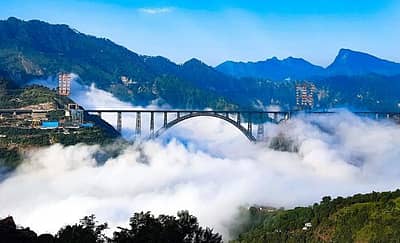 ನಿರ್ಮಾಣ ಹಂತದ ಸಂದರ್ಭ ಚೆನಾಬ್ ಸೇತುವೆ ಸಮೀಪದ ಕಂಡು ಬಂದ ಮೋಡಗಳು: ರೈಲ್ವೆ ಸಚಿವಾಲಯದ ಟ್ವಿಟರ್ ಖಾತೆಯ ಚಿತ್ರ