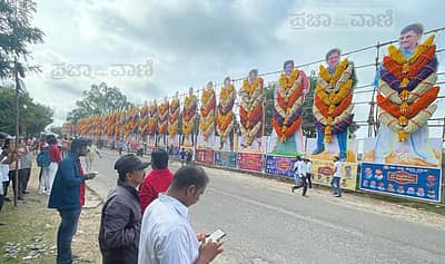 ಡಾ. ವಿಷ್ಣುವರ್ಧನ್ ಅವರ ಹುಟ್ಟುಹಬ್ಬದ ಅಂಗವಾಗಿ ವಿಷ್ಣುವರ್ಧನ್ ಅವರ ಸಮಾಧಿ ಮುಂಭಾಗ ಬೃಹತ್ ಕಟೌಟ್‌ಗಳನ್ನು ಹಾಕಿರುವ ದೃಶ್ಯ - ಪ್ರಜಾವಾಣಿ ಚಿತ್ರ