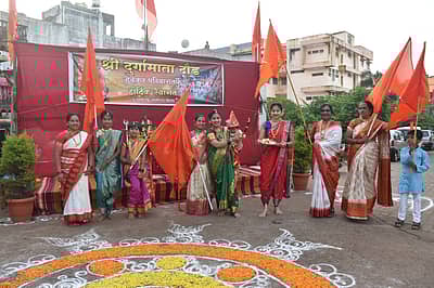 ಬೆಳಗಾವಿಯಲ್ಲಿ ಸೋಮವಾರ ಶಿವ ಪ್ರತಿಷ್ಠಾನ ಹಿಂದೂಸ್ತಾನ್ ಸಂಘಟನೆಯ ಜಿಲ್ಲಾ ಘಟಕದಿಂದ ಆಯೋಜಿಸಿದ್ದ ‘ದುರ್ಗಾಮಾತಾ ದೌಡ್‌’ನಲ್ಲಿ ಪಾಲ್ಗೊಂಡ ಯುವತಿಯರು ಕೇಸರಿ ಪೇಟಾ ಧರಿಸಿ ಗಮನ ಸೆಳೆದರು