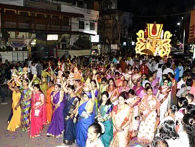 ನವರಾತ್ರಿ ಅಂಗವಾಗಿ ಬೆಳಗಾವಿಯ ತಾಂಗಡಿ ಗಲ್ಲಿಯಲ್ಲಿ ಪ್ರತಿಷ್ಠಾಪನೆ ಮಾಡಲು ಸೋಮವಾರ ರಾತ್ರಿ ದುರ್ಗೆಯ ಮೂರ್ತಿಯನ್ನು ಆಕರ್ಷಕ ಮೆರವಣಿಗೆ ಮೂಲಕ ಒಯ್ಯಲಾಯಿತು // ಪ್ರಜಾವಾಣಿ ಚಿತ್ರ: ಏಕನಾಥ ಅಗಸಿಮನಿ