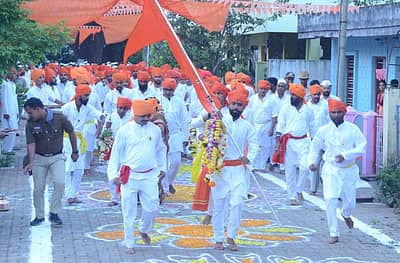 ಬೆಳಗಾವಿಯಲ್ಲಿ ಸೋಮವಾರ ನಡೆದ ದುರ್ಗಾಮಾತಾ ದೌಡ್‌ನಲ್ಲಿ ಯುವಕರು ಕೇಸರಿ ಧ್ವಜ ಹಿಡಿದು ಓಡಿದರು // ಪ್ರಜಾವಾಣಿ ಚಿತ್ರ