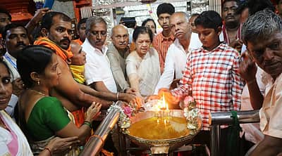 ಬೆಳಗಾವಿ ಜಿಲ್ಲೆಯ ಸವದತ್ತಿ ತಾಲ್ಲೂಕಿನ ಯಲ್ಲಮ್ಮನ ಗುಡ್ಡದಲ್ಲಿ ಸೋಮವಾರ ನವರಾತ್ರಿ ಉತ್ಸವದ ಅಂಗವಾಗಿ ಘಟಸ್ಫಾಪನೆ ಮಾಡಲಾಯಿತು // ಪ್ರಜಾವಾಣಿ ಚಿತ್ರ