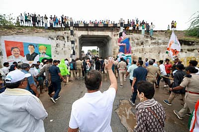 ಅಪಾರ ಪ್ರಮಾಣದ ಜನರು ಘೋಷಣೆ ಕೂಗಿ ನಾಯಕರಿಗೆ ಹುರುಪು ತುಂಬಿದರು.