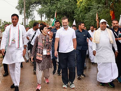 ರಾಹುಲ್ ಗಾಂಧಿ ಅವರಿಗೆ ವಿರೋಧ ಪಕ್ಷದ ನಾಯಕ ಸಿದ್ದರಾಮಯ್ಯ ಸಾಥ್ ನೀಡಿದರು.