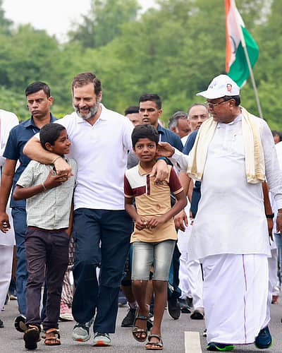 ಮೊಳಕಾಲ್ಮುರು ತಾಲ್ಲೂಕಿನ ಬಿ.ಜಿ.ಕೆರೆಯಿಂದ ಗುರುವಾರ ಬೆಳಿಗ್ಗೆ ಯಾತ್ರೆ ಆರಂಭವಾಯಿತು.