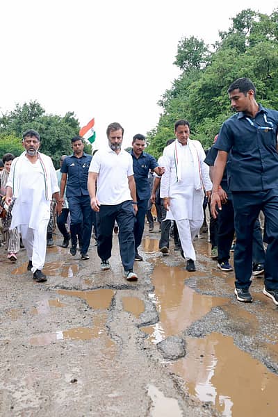 ತುಂತುರು ಮಳೆಯಲ್ಲಿಯೇ ನಾಯಕರು ಹೆಜ್ಜೆ ಹಾಕಿದರು.