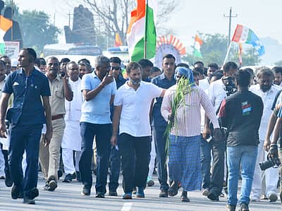 ರಾಯಚೂರು ಜಿಲ್ಲೆಯ ಮಿಟ್ಟಿಮಲ್ಕಾಪೂರ ಗ್ರಾಮ ಬಳಿ ಶನಿವಾರ ಭಾರತ್‌ ಜೋಡೊ ಪಾದಯಾತ್ರೆಯಲ್ಲಿ ಕಾಂಗ್ರೆಸ್ ನಾಯಕ ರಾಹುಲ್ ಗಾಂಧಿ ಪಾಲ್ಗೊಂಡಿದ್ದ ದೃಶ್ಯ-ಪ್ರಜಾವಾಣಿ ಚಿತ್ರ /ತಾಜುದ್ಧೀನ್ ಆಜಾದ್