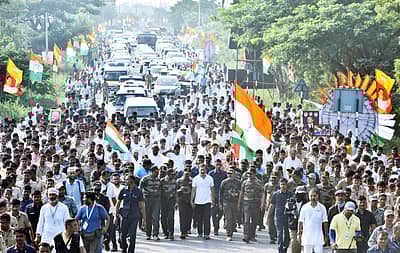 ರಾಯಚೂರು ಜಿಲ್ಲೆಯ ಮಿಟ್ಟಿಮಲ್ಕಾಪೂರ ಗ್ರಾಮ ಬಳಿ ಶನಿವಾರ ಭಾರತ್‌ ಜೋಡೊ ಪಾದಯಾತ್ರೆಯಲ್ಲಿ ಕಾಂಗ್ರೆಸ್ ನಾಯಕ ರಾಹುಲ್ ಗಾಂಧಿ ಪಾಲ್ಗೊಂಡಿದ್ದ ದೃಶ್ಯ-ಪ್ರಜಾವಾಣಿ ಚಿತ್ರ /ತಾಜುದ್ಧೀನ್ ಆಜಾದ್
