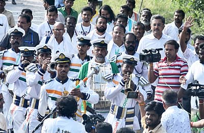 ರಾಯಚೂರು ಜಿಲ್ಲೆಯ ಮಿಟ್ಟಿಮಲ್ಕಾಪೂರ ಗ್ರಾಮ ಬಳಿ ಶನಿವಾರ ಭಾರತ್‌ ಜೋಡೊ ಪಾದಯಾತ್ರೆಯಲ್ಲಿ ಕಾಂಗ್ರೆಸ್ ನಾಯಕ ರಾಹುಲ್ ಗಾಂಧಿ ಪಾಲ್ಗೊಂಡಿದ್ದ ದೃಶ್ಯ-ಪ್ರಜಾವಾಣಿ ಚಿತ್ರ /ತಾಜುದ್ಧೀನ್ ಆಜಾದ್