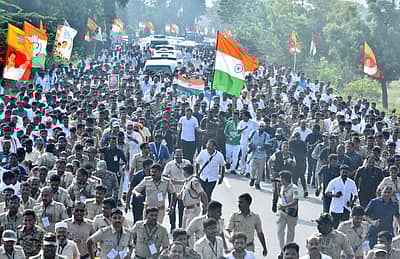 ರಾಯಚೂರು ಜಿಲ್ಲೆಯ ಮಿಟ್ಟಿಮಲ್ಕಾಪೂರ ಗ್ರಾಮ ಬಳಿ ಶನಿವಾರ ಭಾರತ್‌ ಜೋಡೊ ಪಾದಯಾತ್ರೆಯಲ್ಲಿ ಕಾಂಗ್ರೆಸ್ ನಾಯಕ ರಾಹುಲ್ ಗಾಂಧಿ ಪಾಲ್ಗೊಂಡಿದ್ದ ದೃಶ್ಯ-ಪ್ರಜಾವಾಣಿ ಚಿತ್ರ /ತಾಜುದ್ಧೀನ್ ಆಜಾದ್