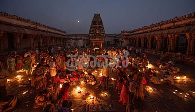 ಕಾರ್ತಿಕ ಮಾಸದ ಎರಡನೇ ಸೋಮವಾರ ಹಂಪಿ ವಿರೂಪಾಕ್ಷೇಶ್ವರ ದೇವಸ್ಥಾನದ ಅಂಗಳದಲ್ಲಿ ಭಕ್ತರು ದೀಪಗಳನ್ನು ಬೆಳಗಿಸಿದರು –ಚಿತ್ರ: ರಾಚಯ್ಯ ಎಸ್‌. ಸ್ಥಾವರಿಮಠ
