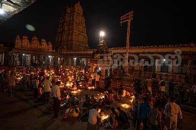 ಕಾರ್ತಿಕ ಮಾಸದ ಎರಡನೇ ಸೋಮವಾರ ಹಂಪಿ ವಿರೂಪಾಕ್ಷೇಶ್ವರ ದೇವಸ್ಥಾನದ ಅಂಗಳದಲ್ಲಿ ಭಕ್ತರು ದೀಪಗಳನ್ನು ಬೆಳಗಿಸಿದರು –ಚಿತ್ರ: ರಾಚಯ್ಯ ಎಸ್‌. ಸ್ಥಾವರಿಮಠ