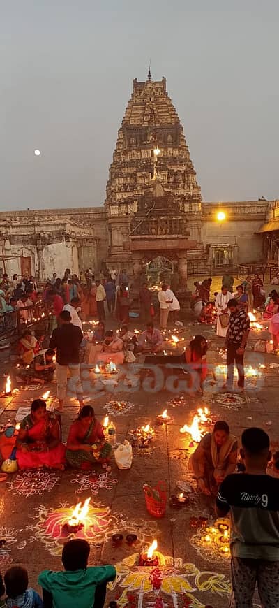 ಕಾರ್ತಿಕ ಮಾಸದ ಎರಡನೇ ಸೋಮವಾರ ಹಂಪಿ ವಿರೂಪಾಕ್ಷೇಶ್ವರ ದೇವಸ್ಥಾನದ ಅಂಗಳದಲ್ಲಿ ಭಕ್ತರು ದೀಪಗಳನ್ನು ಬೆಳಗಿಸಿದರು –ಚಿತ್ರ: ರಾಚಯ್ಯ ಎಸ್‌. ಸ್ಥಾವರಿಮಠ