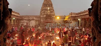 ಹಂಪಿ ವಿರೂಪಾಕ್ಷೇಶ್ವರ ದೇವಸ್ಥಾನದ ಅಂಗಳದಲ್ಲಿ ದೀಪಗಳು