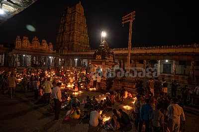 ಹಂಪಿ ವಿರೂಪಾಕ್ಷೇಶ್ವರ ದೇವಸ್ಥಾನದ ಅಂಗಳದಲ್ಲಿ ದೀಪಗಳು