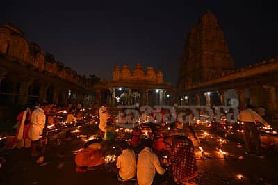 ಹಂಪಿ ವಿರೂಪಾಕ್ಷೇಶ್ವರ ದೇವಸ್ಥಾನದ ಅಂಗಳದಲ್ಲಿ ದೀಪಗಳು