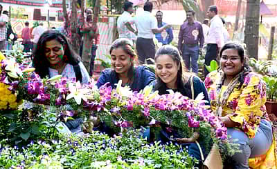 ಬೆಳಗಾವಿಯಲ್ಲಿ ಆಯೋಜಿಸಿದ ಫಲ ಪುಷ್ಪ ಪ್ರದರ್ಶನದಲ್ಲಿ ಶುಕ್ರವಾರ ಹೂಗಳ ಮುಂದೆ ಹೂ ನಗೆ ಚೆಲ್ಲಿದ ಹುಡುಗಿಯರು... : ಪ್ರಜಾವಾಣಿ ಚಿತ್ರ– ಏಕನಾಥ ಅಗಸಿಮನಿ