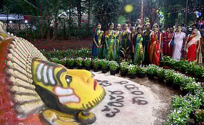 ಬೆಳಗಾವಿ ಜಿಲ್ಲಾ ಪಂಚಾಯಿತಿ, ತೋಟಗಾರಿಕೆ ಇಲಾಖೆ, ತೋಟಗಾರಿಕೆ ಸಂಘ ಹಾಗೂ ಕರ್ನಾಟಕ ಪ್ರದೇಶ ಕೃಷಿಕ ಸಮಾಜದ ಆಶ್ರಯದಲ್ಲಿ ಬೆಳಗಾವಿಯಲ್ಲಿ ಶುಕ್ರವಾರ ಆರಂಭವಾದ ಫಲ–ಪುಷ್ಪ ಪ್ರದರ್ಶನದಲ್ಲಿ ‘ಕಾಂತಾರ’ ಚಲನಚಿತ್ರ ದೃಶ್ಯದ ಮಾದರಿ ಗಮನ ಸೆಳೆಯಿತು: ಪ್ರಜಾವಾಣಿ ಚಿತ್ರ– ಏಕನಾಥ ಅಗಸಿಮನಿ