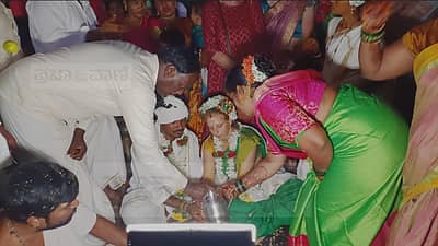ವಧು–ವರರ ಕುಟುಂಬದವರು, ಸಂಬಂಧಿಕರು, ಪ್ರವಾಸಿ ಮಾರ್ಗದರ್ಶಿಗಳು ಉಪಸ್ಥಿತರಿದ್ದರು.