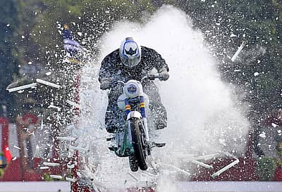 ಬೆಂಗಳೂರಿನ ಎಎಸ್‌ಸಿ ಕೇಂದ್ರ ಮತ್ತು ಕಾಲೇಜಿನ (ಎಎಸ್‌ಸಿ) 262ನೇ ಸ್ಥಾಪನಾ ದಿನ ಮತ್ತು 11ನೇ ಪುನರ್‌ ಮಿಲನದ ಕಾರ್ಯಕ್ರಮದ ಅಂಗವಾಗಿ ಗುರುವಾರ ಆರ್ಮಿ ಸರ್ವೀಸ್‌ ಕಾರ್ಪ್ಸ್‌ನ (ಎಎಸ್‌ಸಿ) ‘ಟಾರ್ನೆಡೋಸ್‌’ ತಂಡದ ಸೈನಿಕರು ಬೈಕ್ ಸಾಹಸ ಪ್ರದರ್ಶಿಸಿದರು -ಪ್ರಜಾವಾಣಿ ಚಿತ್ರ/ ರಂಜು ಪಿ