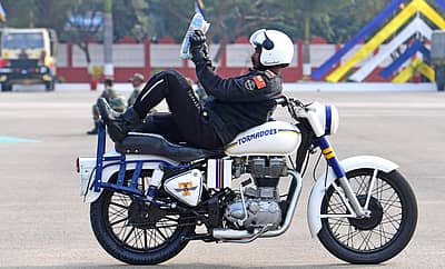 ಬೆಂಗಳೂರಿನ ಎಎಸ್‌ಸಿ ಕೇಂದ್ರ ಮತ್ತು ಕಾಲೇಜಿನ (ಎಎಸ್‌ಸಿ) 262ನೇ ಸ್ಥಾಪನಾ ದಿನ ಮತ್ತು 11ನೇ ಪುನರ್‌ ಮಿಲನದ ಕಾರ್ಯಕ್ರಮದ ಅಂಗವಾಗಿ ಗುರುವಾರ ಆರ್ಮಿ ಸರ್ವೀಸ್‌ ಕಾರ್ಪ್ಸ್‌ನ (ಎಎಸ್‌ಸಿ) ‘ಟಾರ್ನೆಡೋಸ್‌’ ತಂಡದ ಸೈನಿಕರು ಬೈಕ್ ಸಾಹಸ ಪ್ರದರ್ಶಿಸಿದರು -ಪ್ರಜಾವಾಣಿ ಚಿತ್ರ/ ರಂಜು ಪಿ