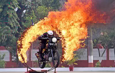 ಬೆಂಗಳೂರಿನ ಎಎಸ್‌ಸಿ ಕೇಂದ್ರ ಮತ್ತು ಕಾಲೇಜಿನ (ಎಎಸ್‌ಸಿ) 262ನೇ ಸ್ಥಾಪನಾ ದಿನ ಮತ್ತು 11ನೇ ಪುನರ್‌ ಮಿಲನದ ಕಾರ್ಯಕ್ರಮದ ಅಂಗವಾಗಿ ಗುರುವಾರ ಆರ್ಮಿ ಸರ್ವೀಸ್‌ ಕಾರ್ಪ್ಸ್‌ನ (ಎಎಸ್‌ಸಿ) ‘ಟಾರ್ನೆಡೋಸ್‌’ ತಂಡದ ಸೈನಿಕರು ಬೈಕ್ ಸಾಹಸ ಪ್ರದರ್ಶಿಸಿದರು -ಪ್ರಜಾವಾಣಿ ಚಿತ್ರ/ ರಂಜು ಪಿ