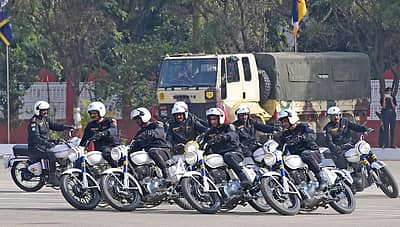 ಬೆಂಗಳೂರಿನ ಎಎಸ್‌ಸಿ ಕೇಂದ್ರ ಮತ್ತು ಕಾಲೇಜಿನ (ಎಎಸ್‌ಸಿ) 262ನೇ ಸ್ಥಾಪನಾ ದಿನ ಮತ್ತು 11ನೇ ಪುನರ್‌ ಮಿಲನದ ಕಾರ್ಯಕ್ರಮದ ಅಂಗವಾಗಿ ಗುರುವಾರ ಆರ್ಮಿ ಸರ್ವೀಸ್‌ ಕಾರ್ಪ್ಸ್‌ನ (ಎಎಸ್‌ಸಿ) ‘ಟಾರ್ನೆಡೋಸ್‌’ ತಂಡದ ಸೈನಿಕರು ಬೈಕ್ ಸಾಹಸ ಪ್ರದರ್ಶಿಸಿದರು -ಪ್ರಜಾವಾಣಿ ಚಿತ್ರ/ ರಂಜು ಪಿ