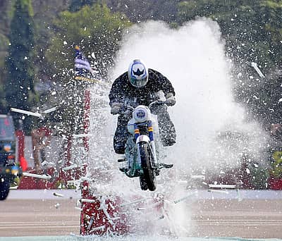 ಬೆಂಗಳೂರಿನ ಎಎಸ್‌ಸಿ ಕೇಂದ್ರ ಮತ್ತು ಕಾಲೇಜಿನ (ಎಎಸ್‌ಸಿ) 262ನೇ ಸ್ಥಾಪನಾ ದಿನ ಮತ್ತು 11ನೇ ಪುನರ್‌ ಮಿಲನದ ಕಾರ್ಯಕ್ರಮದ ಅಂಗವಾಗಿ ಗುರುವಾರ ಆರ್ಮಿ ಸರ್ವೀಸ್‌ ಕಾರ್ಪ್ಸ್‌ನ (ಎಎಸ್‌ಸಿ) ‘ಟಾರ್ನೆಡೋಸ್‌’ ತಂಡದ ಸೈನಿಕರು ಬೈಕ್ ಸಾಹಸ ಪ್ರದರ್ಶಿಸಿದರು -ಪ್ರಜಾವಾಣಿ ಚಿತ್ರ/ ರಂಜು ಪಿ