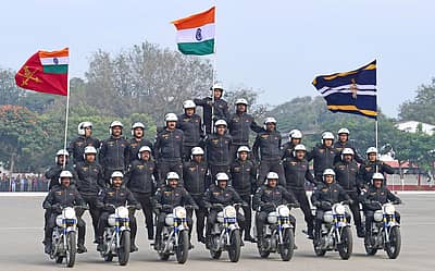 ಬೆಂಗಳೂರಿನ ಎಎಸ್‌ಸಿ ಕೇಂದ್ರ ಮತ್ತು ಕಾಲೇಜಿನ (ಎಎಸ್‌ಸಿ) 262ನೇ ಸ್ಥಾಪನಾ ದಿನ ಮತ್ತು 11ನೇ ಪುನರ್‌ ಮಿಲನದ ಕಾರ್ಯಕ್ರಮದ ಅಂಗವಾಗಿ ಗುರುವಾರ ಆರ್ಮಿ ಸರ್ವೀಸ್‌ ಕಾರ್ಪ್ಸ್‌ನ (ಎಎಸ್‌ಸಿ) ‘ಟಾರ್ನೆಡೋಸ್‌’ ತಂಡದ ಸೈನಿಕರು ಬೈಕ್ ಸಾಹಸ ಪ್ರದರ್ಶಿಸಿದರು -ಪ್ರಜಾವಾಣಿ ಚಿತ್ರ/ ರಂಜು ಪಿ