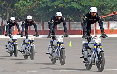 ಬೆಂಗಳೂರಿನ ಎಎಸ್‌ಸಿ ಕೇಂದ್ರ ಮತ್ತು ಕಾಲೇಜಿನ (ಎಎಸ್‌ಸಿ) 262ನೇ ಸ್ಥಾಪನಾ ದಿನ ಮತ್ತು 11ನೇ ಪುನರ್‌ ಮಿಲನದ ಕಾರ್ಯಕ್ರಮದ ಅಂಗವಾಗಿ ಗುರುವಾರ ಆರ್ಮಿ ಸರ್ವೀಸ್‌ ಕಾರ್ಪ್ಸ್‌ನ (ಎಎಸ್‌ಸಿ) ‘ಟಾರ್ನೆಡೋಸ್‌’ ತಂಡದ ಸೈನಿಕರು ಬೈಕ್ ಸಾಹಸ ಪ್ರದರ್ಶಿಸಿದರು -ಪ್ರಜಾವಾಣಿ ಚಿತ್ರ/ ರಂಜು ಪಿ