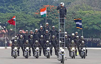 ಬೆಂಗಳೂರಿನ ಎಎಸ್‌ಸಿ ಕೇಂದ್ರ ಮತ್ತು ಕಾಲೇಜಿನ (ಎಎಸ್‌ಸಿ) 262ನೇ ಸ್ಥಾಪನಾ ದಿನ ಮತ್ತು 11ನೇ ಪುನರ್‌ ಮಿಲನದ ಕಾರ್ಯಕ್ರಮದ ಅಂಗವಾಗಿ ಗುರುವಾರ ಆರ್ಮಿ ಸರ್ವೀಸ್‌ ಕಾರ್ಪ್ಸ್‌ನ (ಎಎಸ್‌ಸಿ) ‘ಟಾರ್ನೆಡೋಸ್‌’ ತಂಡದ ಸೈನಿಕರು ಬೈಕ್ ಸಾಹಸ ಪ್ರದರ್ಶಿಸಿದರು -ಪ್ರಜಾವಾಣಿ ಚಿತ್ರ/ ರಂಜು ಪಿ