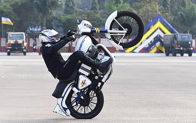 ಬೆಂಗಳೂರಿನ ಎಎಸ್‌ಸಿ ಕೇಂದ್ರ ಮತ್ತು ಕಾಲೇಜಿನ (ಎಎಸ್‌ಸಿ) 262ನೇ ಸ್ಥಾಪನಾ ದಿನ ಮತ್ತು 11ನೇ ಪುನರ್‌ ಮಿಲನದ ಕಾರ್ಯಕ್ರಮದ ಅಂಗವಾಗಿ ಗುರುವಾರ ಆರ್ಮಿ ಸರ್ವೀಸ್‌ ಕಾರ್ಪ್ಸ್‌ನ (ಎಎಸ್‌ಸಿ) ‘ಟಾರ್ನೆಡೋಸ್‌’ ತಂಡದ ಸೈನಿಕರು ಬೈಕ್ ಸಾಹಸ ಪ್ರದರ್ಶಿಸಿದರು -ಪ್ರಜಾವಾಣಿ ಚಿತ್ರ/ ರಂಜು ಪಿ