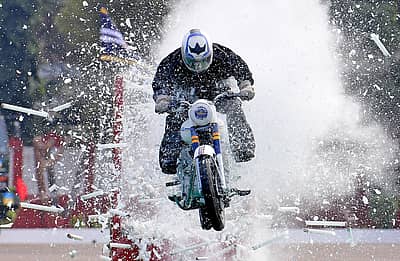 ಬೆಂಗಳೂರಿನ ಎಎಸ್‌ಸಿ ಕೇಂದ್ರ ಮತ್ತು ಕಾಲೇಜಿನ (ಎಎಸ್‌ಸಿ) 262ನೇ ಸ್ಥಾಪನಾ ದಿನ ಮತ್ತು 11ನೇ ಪುನರ್‌ ಮಿಲನದ ಕಾರ್ಯಕ್ರಮದ ಅಂಗವಾಗಿ ಗುರುವಾರ ಆರ್ಮಿ ಸರ್ವೀಸ್‌ ಕಾರ್ಪ್ಸ್‌ನ (ಎಎಸ್‌ಸಿ) ‘ಟಾರ್ನೆಡೋಸ್‌’ ತಂಡದ ಸೈನಿಕರು ಬೈಕ್ ಸಾಹಸ ಪ್ರದರ್ಶಿಸಿದರು -ಪ್ರಜಾವಾಣಿ ಚಿತ್ರ/ ರಂಜು ಪಿ