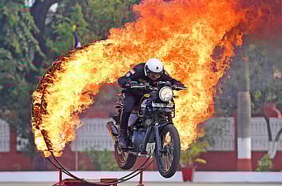 ಬೆಂಗಳೂರಿನ ಎಎಸ್‌ಸಿ ಕೇಂದ್ರ ಮತ್ತು ಕಾಲೇಜಿನ (ಎಎಸ್‌ಸಿ) 262ನೇ ಸ್ಥಾಪನಾ ದಿನ ಮತ್ತು 11ನೇ ಪುನರ್‌ ಮಿಲನದ ಕಾರ್ಯಕ್ರಮದ ಅಂಗವಾಗಿ ಗುರುವಾರ ಆರ್ಮಿ ಸರ್ವೀಸ್‌ ಕಾರ್ಪ್ಸ್‌ನ (ಎಎಸ್‌ಸಿ) ‘ಟಾರ್ನೆಡೋಸ್‌’ ತಂಡದ ಸೈನಿಕರು ಬೈಕ್ ಸಾಹಸ ಪ್ರದರ್ಶಿಸಿದರು -ಪ್ರಜಾವಾಣಿ ಚಿತ್ರ/ ರಂಜು ಪಿ