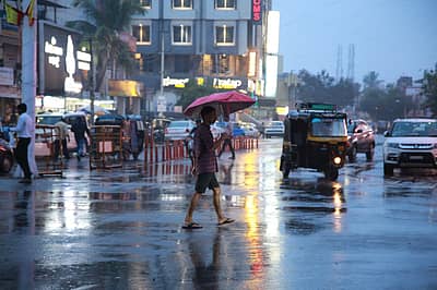ಶನಿವಾರ ದಿನವಿಡೀ ದಟ್ಟ ಮಂಜು ಆವರಿಸಿಕೊಂಡಿತು. ಸಂಜೆಯಿಂದ ಜಿಟಿಜಿಟಿ ಮಳೆ ಆಗಿರುವುದರಿಂದ ವಾತಾವರಣ ಸಂಪೂರ್ಣ ತಂಪಾಗಿದೆ.