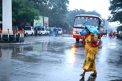 ದಟ್ಟ ಮಂಜು, ಮಳೆಗೆ ಚಳಿ ಹೆಚ್ಚಾಗಿದ್ದು, ಜನಜೀವನ ಅಸ್ತವ್ಯಸ್ತಗೊಂಡಿದೆ.