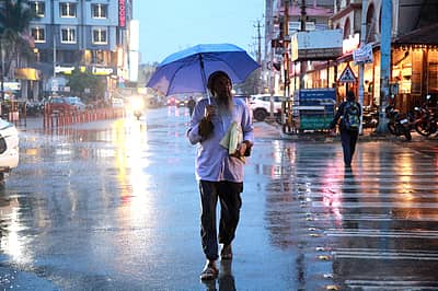 ಚಂಡಮಾರುತ ಪ್ರಭಾವದ ಜಡಿಯನ್ನು ಜನ ಇನ್ನೂ ಎರಡು ಮೂರು ದಿನ ಸಹಿಸಿಕೊಳ್ಳಲೇ ಬೇಕಿದೆ. (ಪ್ರಜಾವಾಣಿ ಚಿತ್ರಗಳು: ಲವ)