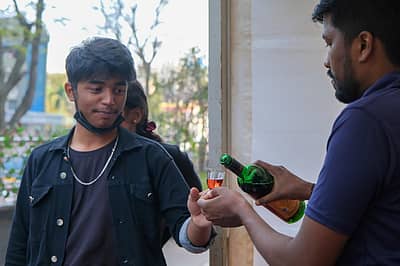 ಮೇಳದಲ್ಲಿ ಗ್ರಾಹಕರಿಗೆ ವೈನ್‌ ನೀಡುತ್ತಿರುವುದು – ಚಿತ್ರ: ಮರಿಯಾ ಎಸ್ ಮತ್ತತ್ತಿಲ್