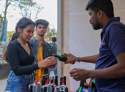 ಮೇಳದಲ್ಲಿ ಗ್ರಾಹಕರಿಗೆ ವೈನ್‌ ನೀಡುತ್ತಿರುವುದು – ಚಿತ್ರ: ಮರಿಯಾ ಎಸ್ ಮತ್ತತ್ತಿಲ್