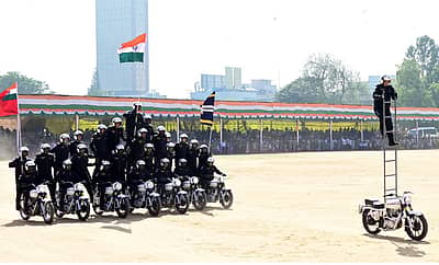 ಬೆಂಗಳೂರಿನ ಫೀಲ್ಡ್ ಮಾರ್ಷಲ್ ಮಾಣೆಕ್ ಷಾ ಪರೇಡ್ ಮೈದಾನದಲ್ಲಿ ಗಣರಾಜ್ಯೋತ್ಸವದ ಅಂಗವಾಗಿ ಮೋಟಾರ್‌ಸೈಕಲ್ ಕಸರತ್ತು ನಡೆಯಿತು. ಪ್ರಜಾವಾಣಿ ಚಿತ್ರ/ ಪ್ರಶಾಂತ್ ಎಚ್.ಜಿ.