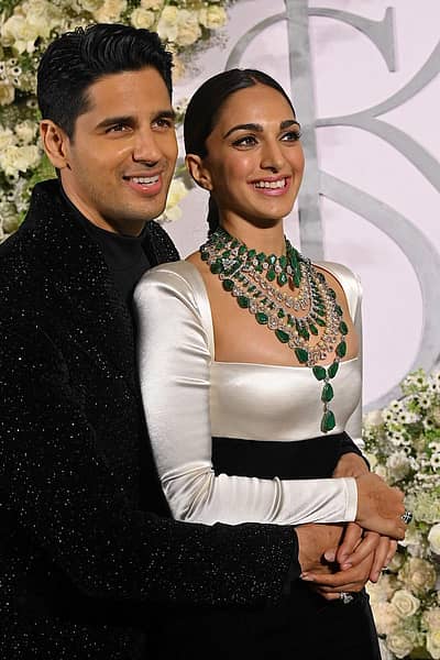 ಬಾಲಿವುಡ್ ಜನಪ್ರಿಯ ಜೋಡಿ ಸಿದ್ಧಾರ್ಥ್ ಮಲ್ಹೋತ್ರಾ ಮತ್ತು ಕಿಯಾರಾ ಅಡ್ವಾಣಿ ಫೆಬ್ರುವರಿ 7ರಂದು ದಾಂಪತ್ಯ ಜೀವನಕ್ಕೆ ಕಾಲಿಟ್ಟಿಟ್ಟರು.  ಈ ಪ್ರಯುಕ್ತ ಭಾನುವಾರ ಮುಂಬೈನಲ್ಲಿ ವಿವಾಹ ನಂತರದ ಆರತಕ್ಷತೆ ಕಾರ್ಯಕ್ರಮವನ್ನು ಆಯೋಜಿಸಲಾಗಿತ್ತು. ಈ ಕಾರ್ಯಕ್ರಮದಲ್ಲಿ ಬಾಲಿವುಡ್‌ ತಾರೆಯರು, ಉದ್ಯಮ ದಿಗ್ಗಜರು ಭಾಗವಹಿಸಿ ಗಮನ ಸೆಳೆದರು.