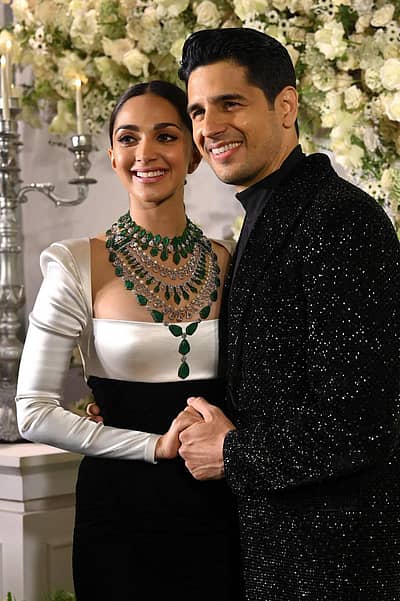 ಬಾಲಿವುಡ್ ಜನಪ್ರಿಯ ಜೋಡಿ ಸಿದ್ಧಾರ್ಥ್ ಮಲ್ಹೋತ್ರಾ ಮತ್ತು ಕಿಯಾರಾ ಅಡ್ವಾಣಿ ಫೆಬ್ರುವರಿ 7ರಂದು ದಾಂಪತ್ಯ ಜೀವನಕ್ಕೆ ಕಾಲಿಟ್ಟಿಟ್ಟರು.  ಈ ಪ್ರಯುಕ್ತ ಭಾನುವಾರ ಮುಂಬೈನಲ್ಲಿ ವಿವಾಹ ನಂತರದ ಆರತಕ್ಷತೆ ಕಾರ್ಯಕ್ರಮವನ್ನು ಆಯೋಜಿಸಲಾಗಿತ್ತು. ಈ ಕಾರ್ಯಕ್ರಮದಲ್ಲಿ ಬಾಲಿವುಡ್‌ ತಾರೆಯರು, ಉದ್ಯಮ ದಿಗ್ಗಜರು ಭಾಗವಹಿಸಿ ಗಮನ ಸೆಳೆದರು.