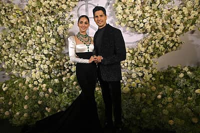 ಬಾಲಿವುಡ್ ಜನಪ್ರಿಯ ಜೋಡಿ ಸಿದ್ಧಾರ್ಥ್ ಮಲ್ಹೋತ್ರಾ ಮತ್ತು ಕಿಯಾರಾ ಅಡ್ವಾಣಿ ಫೆಬ್ರುವರಿ 7ರಂದು ದಾಂಪತ್ಯ ಜೀವನಕ್ಕೆ ಕಾಲಿಟ್ಟಿಟ್ಟರು.  ಈ ಪ್ರಯುಕ್ತ ಭಾನುವಾರ ಮುಂಬೈನಲ್ಲಿ ವಿವಾಹ ನಂತರದ ಆರತಕ್ಷತೆ ಕಾರ್ಯಕ್ರಮವನ್ನು ಆಯೋಜಿಸಲಾಗಿತ್ತು. ಈ ಕಾರ್ಯಕ್ರಮದಲ್ಲಿ ಬಾಲಿವುಡ್‌ ತಾರೆಯರು, ಉದ್ಯಮ ದಿಗ್ಗಜರು ಭಾಗವಹಿಸಿ ಗಮನ ಸೆಳೆದರು.